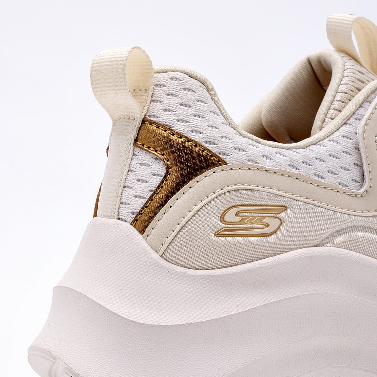 TENIS DEPORTIVO SKERCHERS BOBS CHAOS HI 117513OFWT BEIGE PLATAFORMA 6 CM PARA MUJER 