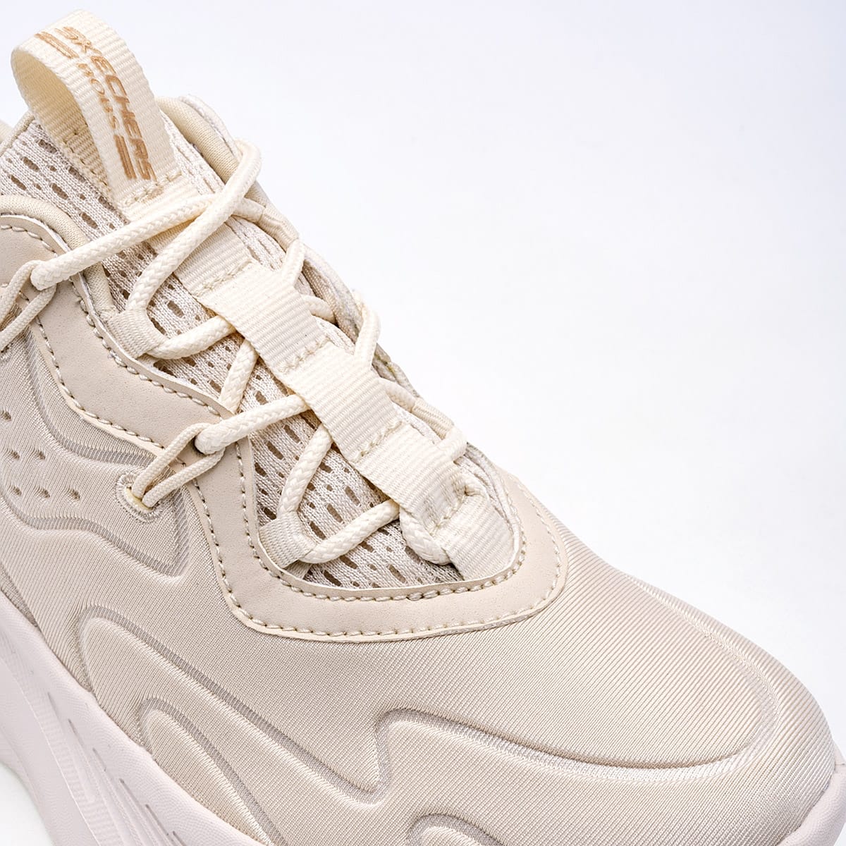 TENIS DEPORTIVO SKERCHERS BOBS CHAOS HI 117513OFWT BEIGE PLATAFORMA 6 CM PARA MUJER 