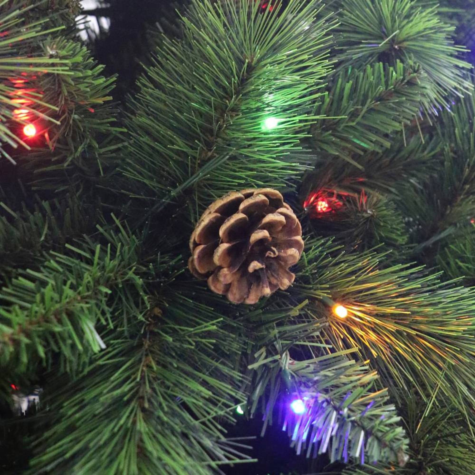 Árbol de Navidad Pinehurst de 2.28 m, artificial, incluye 1,500 luces LED y Adornos