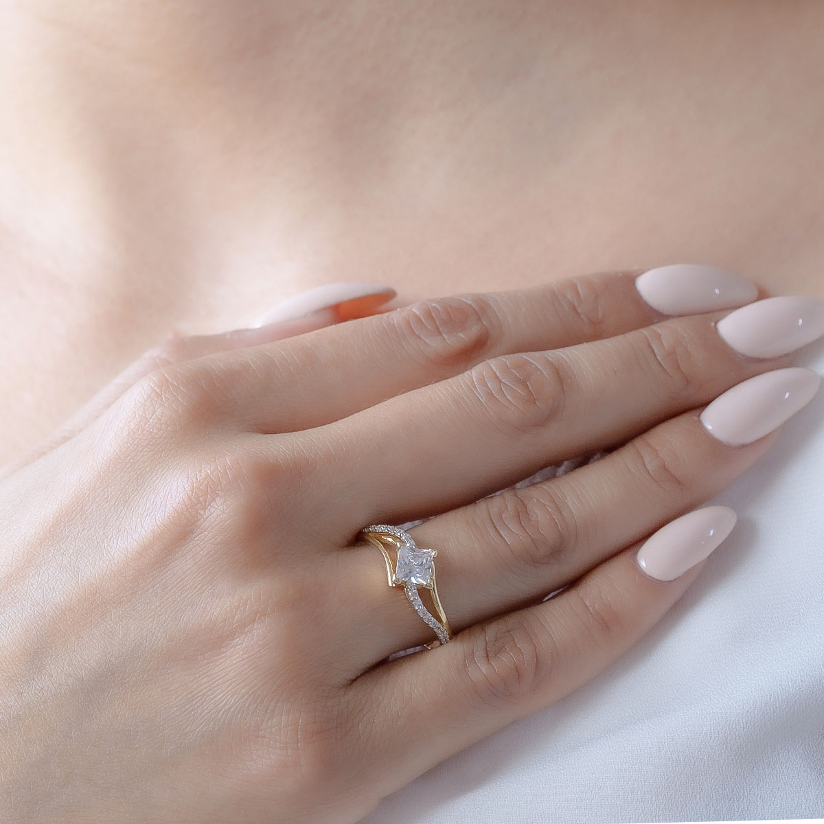 ANILLO DE COMPROMISO 10K ORO BLANCO CON PIEDRA PRINCESS ABBA JOYAS.