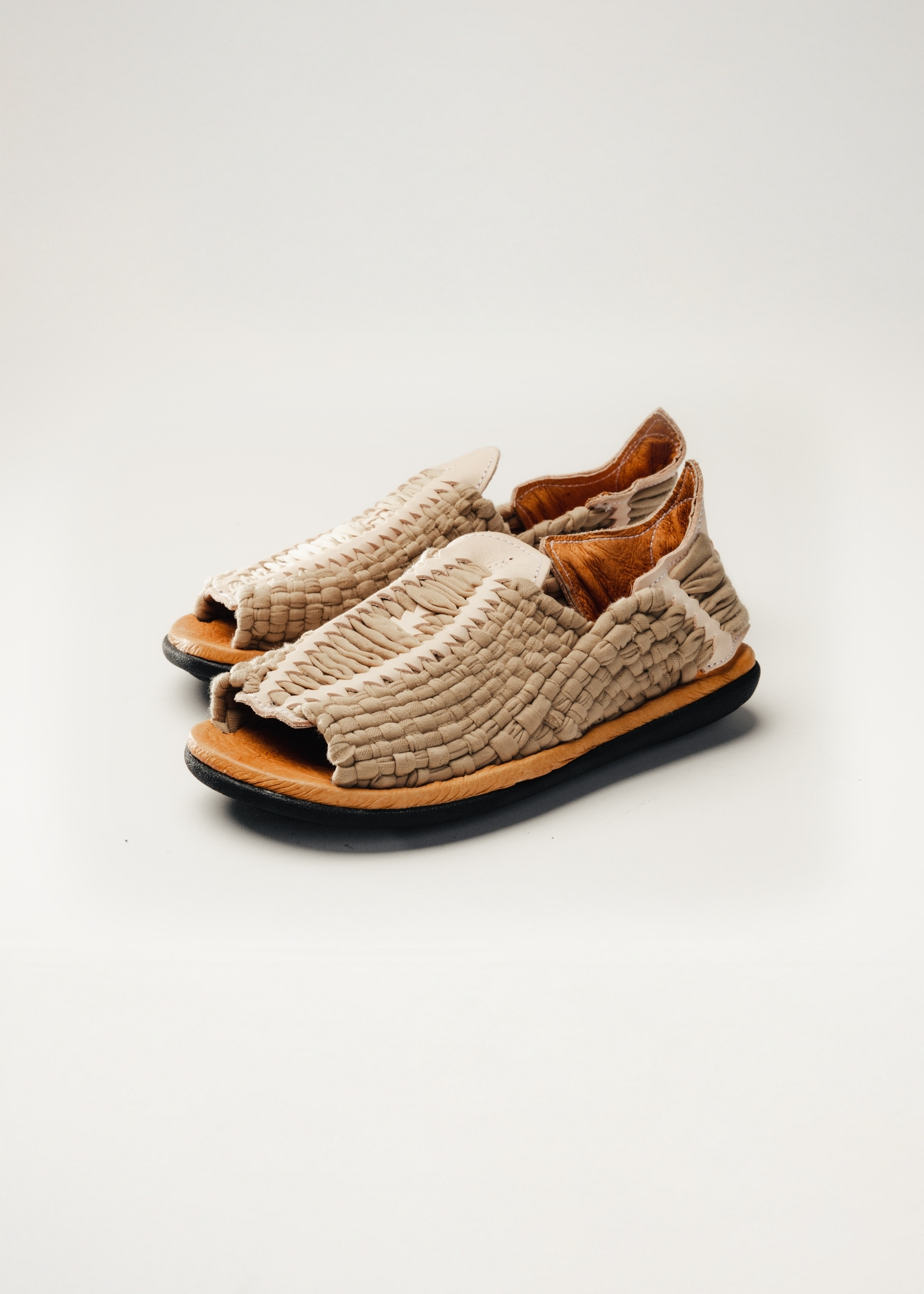 KWARA | HUARACHE CHICO BEIGE MUJER