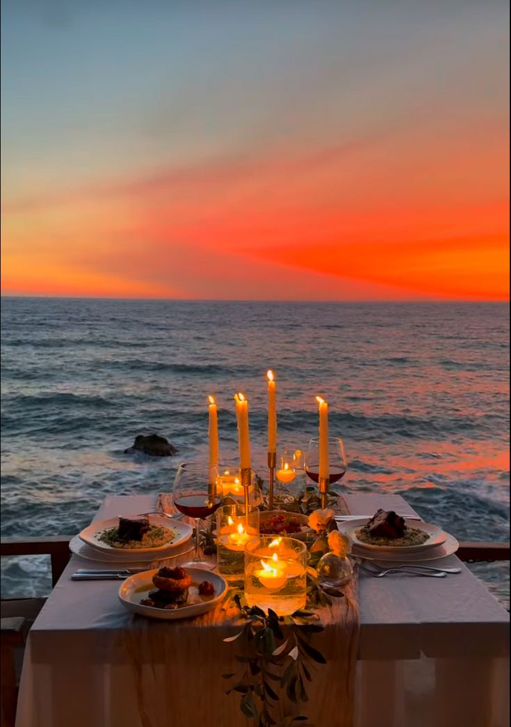 Cena romántica al atardecer frente al mar.