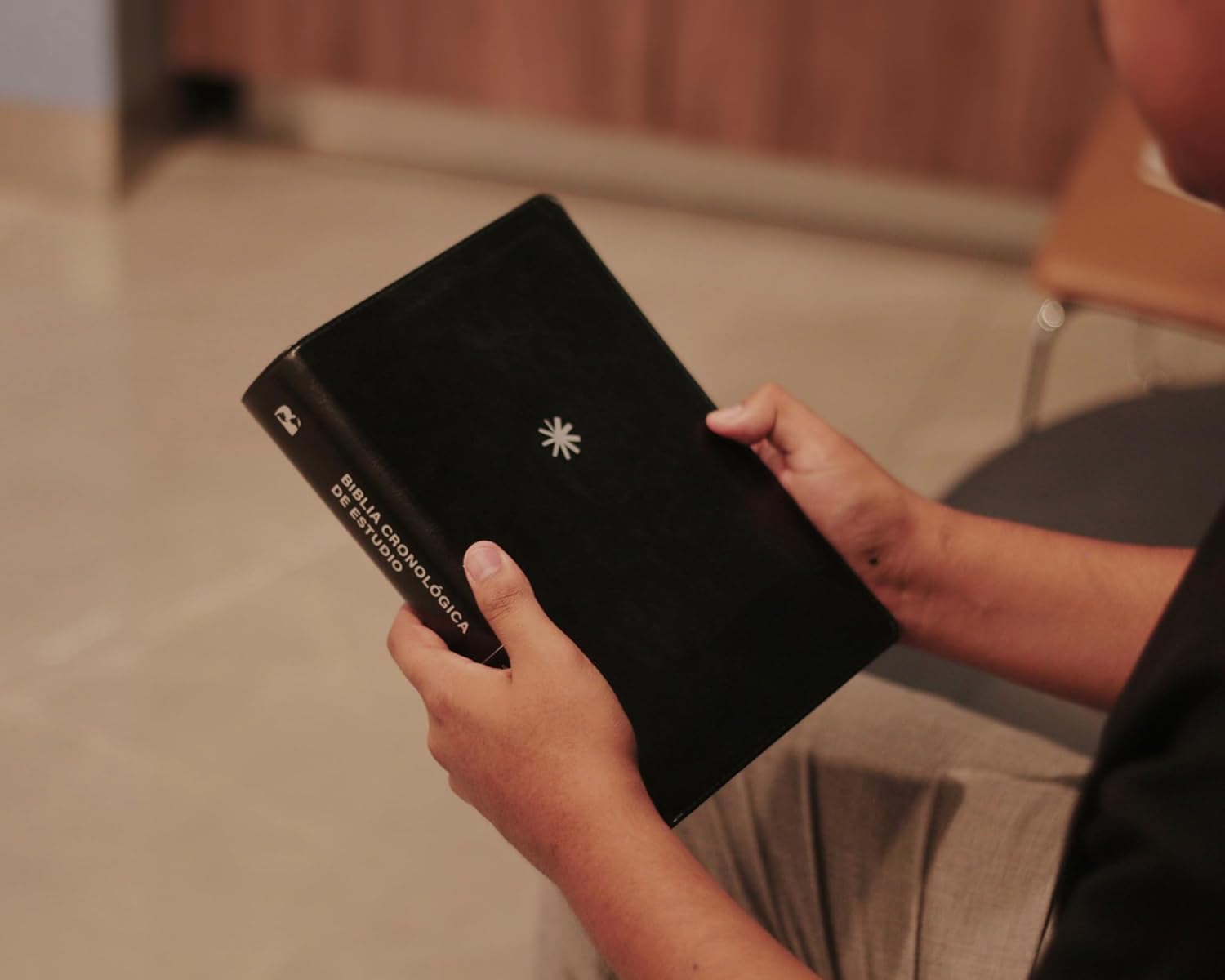 Biblia NBLA Cronológica de Estudio, negra, imitacion piel, letra 9 puntos