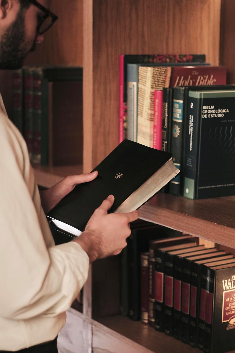 Biblia NBLA Cronológica de Estudio, negra, imitacion piel, letra 9 puntos