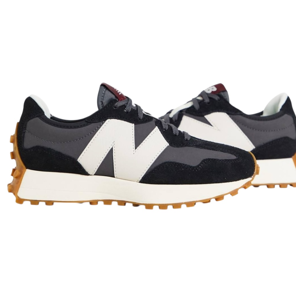 Tenis New Balance color negros con logo blanco