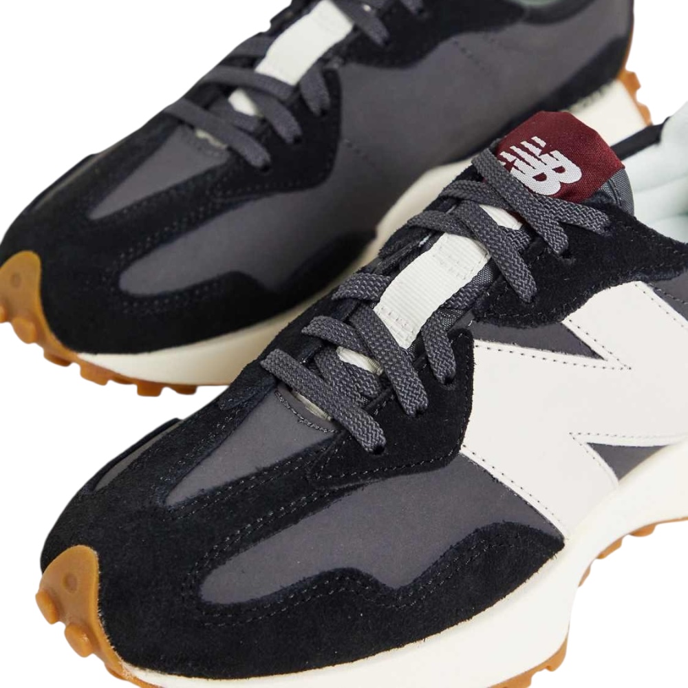 Tenis New Balance color negros con logo blanco