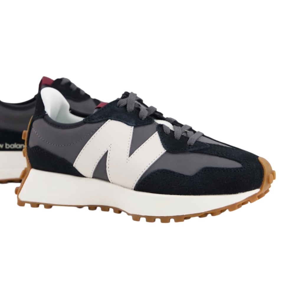 Tenis New Balance color negros con logo blanco